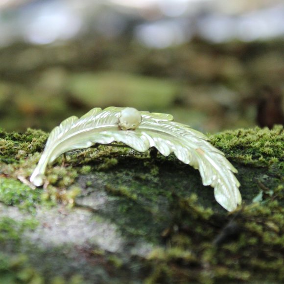 [5/$25] Feather Vintage Gold Tone Brooch Pin - Picture 2 of 3